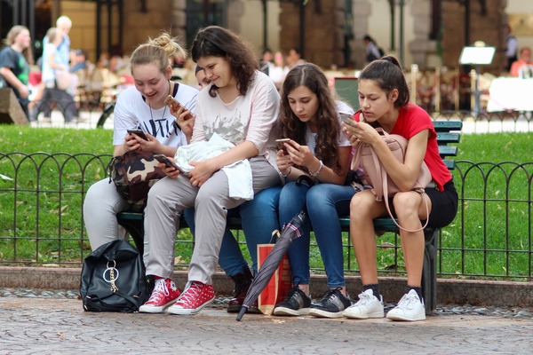 jovens acessando as redes sociais