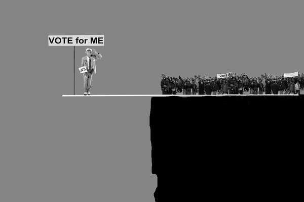 político pedindo voto do povo