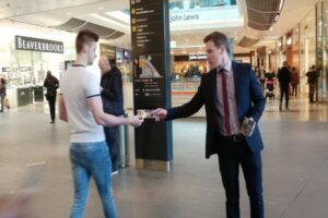 Profissional contratado para distribuir panfleto