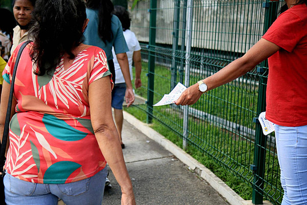 Profissional realizando o serviço de panfletagem de sucesso na rua