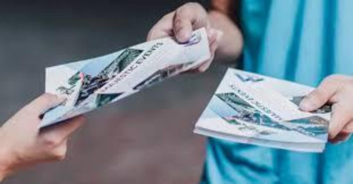 Profissional realizando o serviço de panfletagem