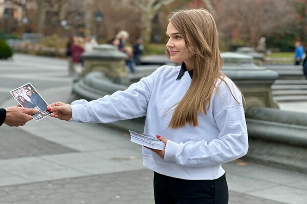 Mulher entregando panfleto profissionalmente na rua