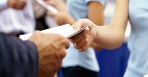 Pessoas panfletando na rua